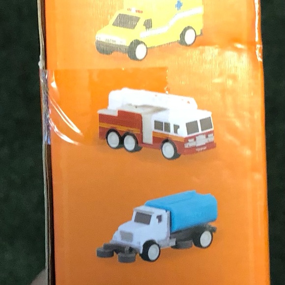 DRIVEN SERIES RACETRACK TOY W TINY CARS AND ACCESSORIES NEW - Picture 4 of 6